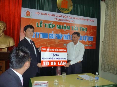 Công ty TNHH Thiết bị Á Châu Việt Nam (Nhật Bản) trao tặng 10 xe lăn cho 10 nạn nhân da cam tại trụ sở Hội nạn nhân chất độc da cam/dioxin Việt Nam